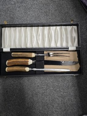 This item is a Three-piece carving set featuring genuine stag horn or Antler